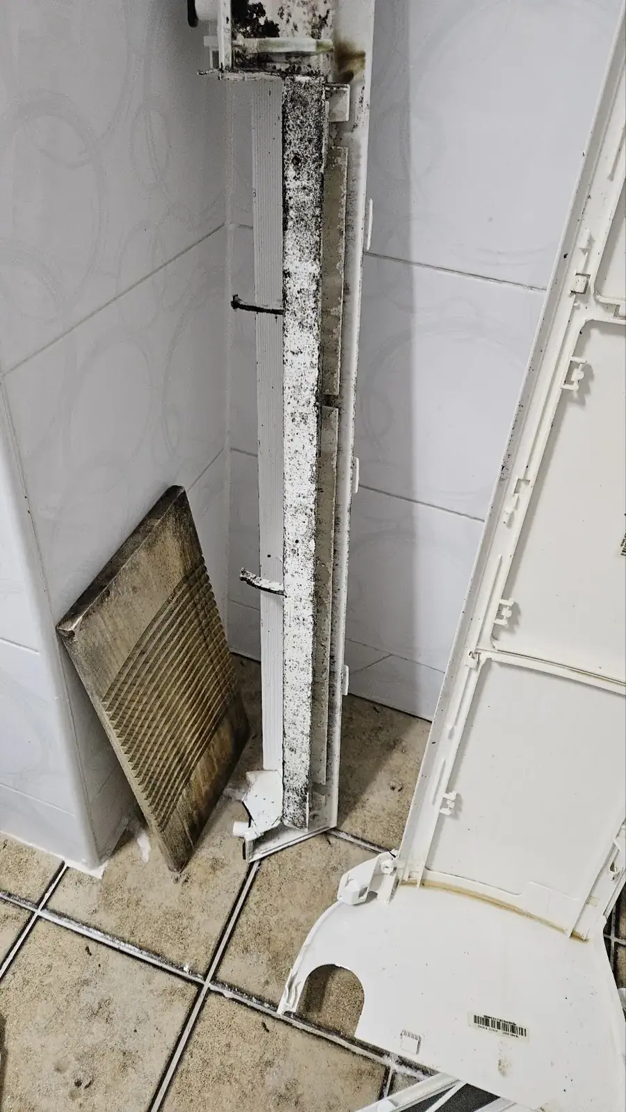 떼어 낸 스탠드 에어컨 하우징