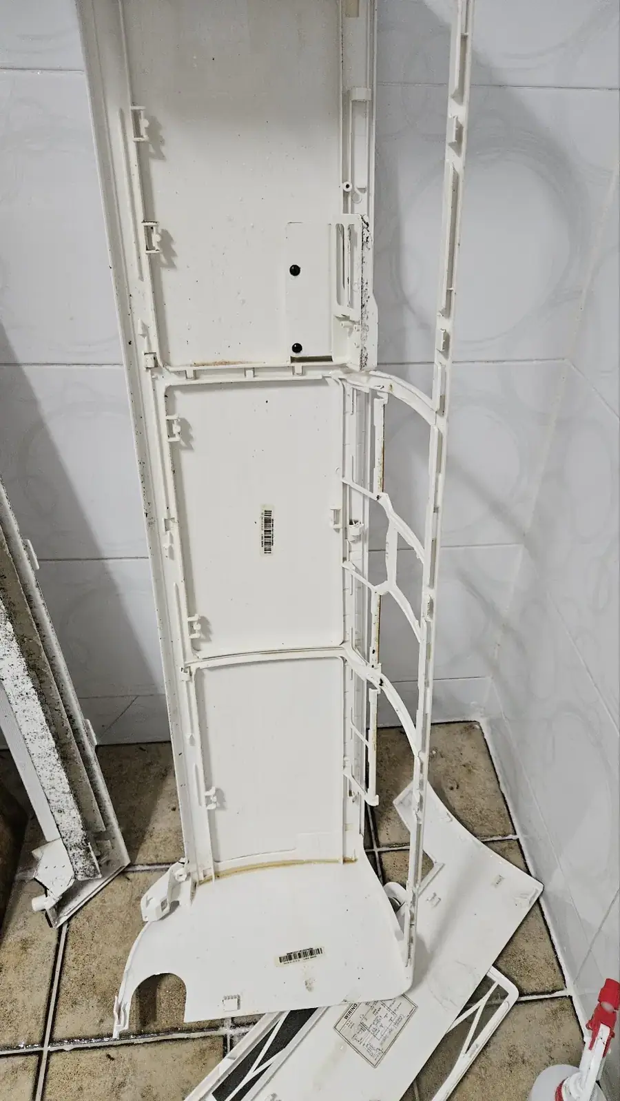 분해해 세워 둔 스탠드 에어컨 앞판