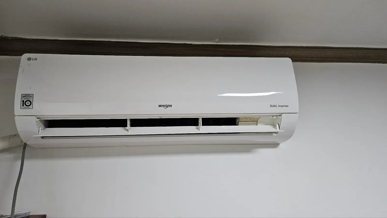 작업 전 벽걸이 에어컨 외관